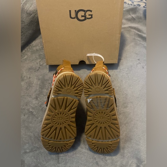 ⭐️UGG Hiking/Snow Boots⭐️ - Picture 4 of 4